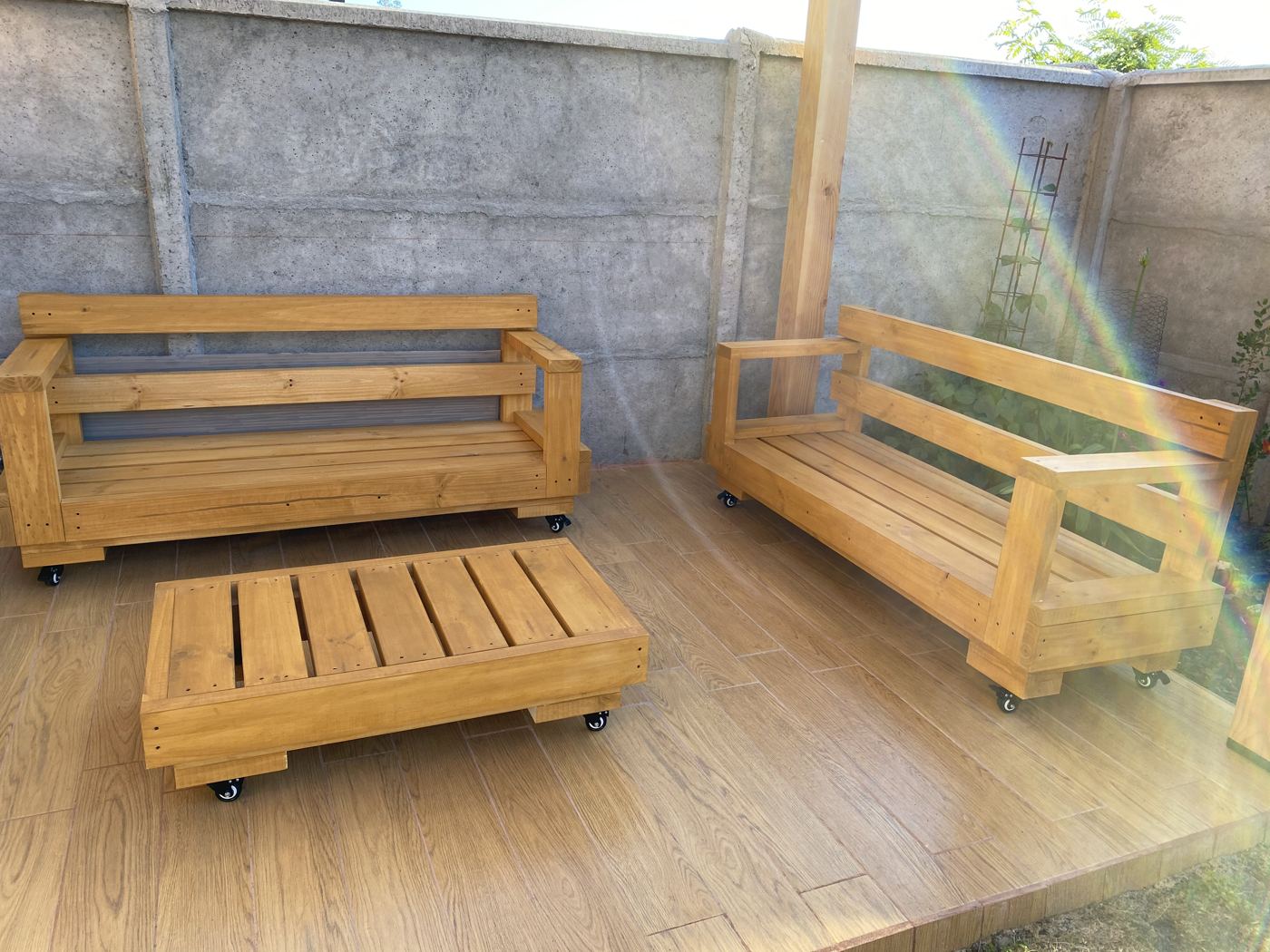 Bancas y mesa de centro de madera para exterior