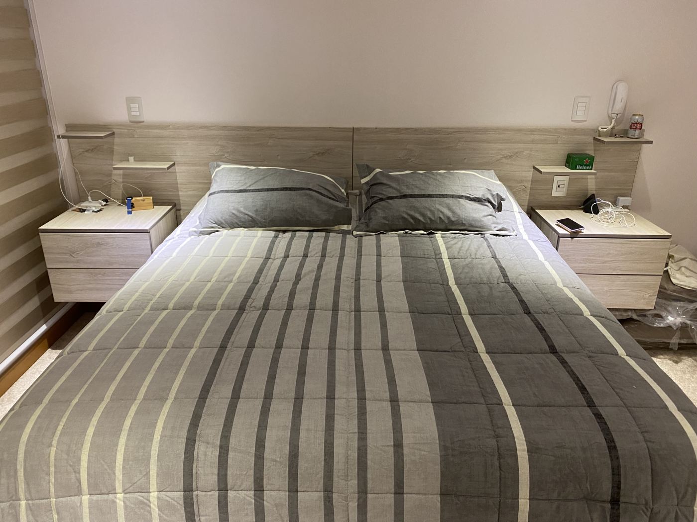 Respaldo de cama con veladores flotantes en melamina