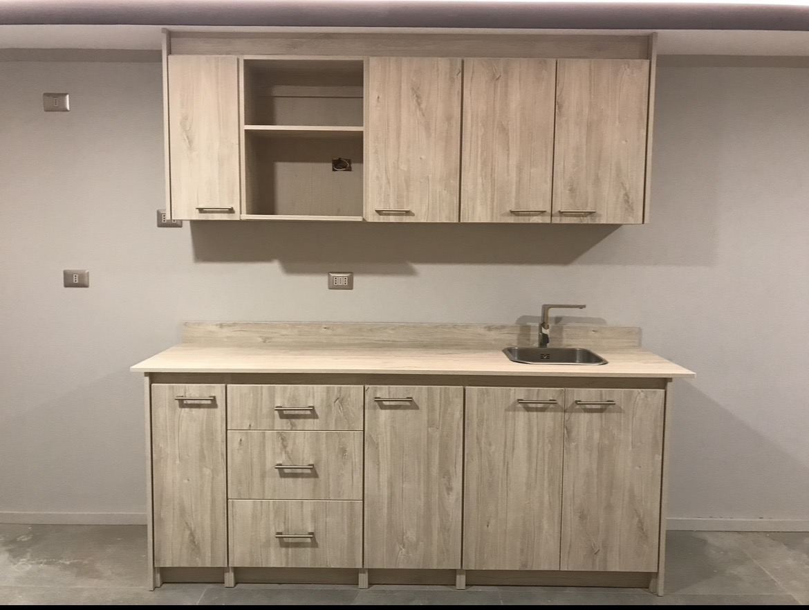 Mueble de cocina con cajones, lavaplatos y aéreos