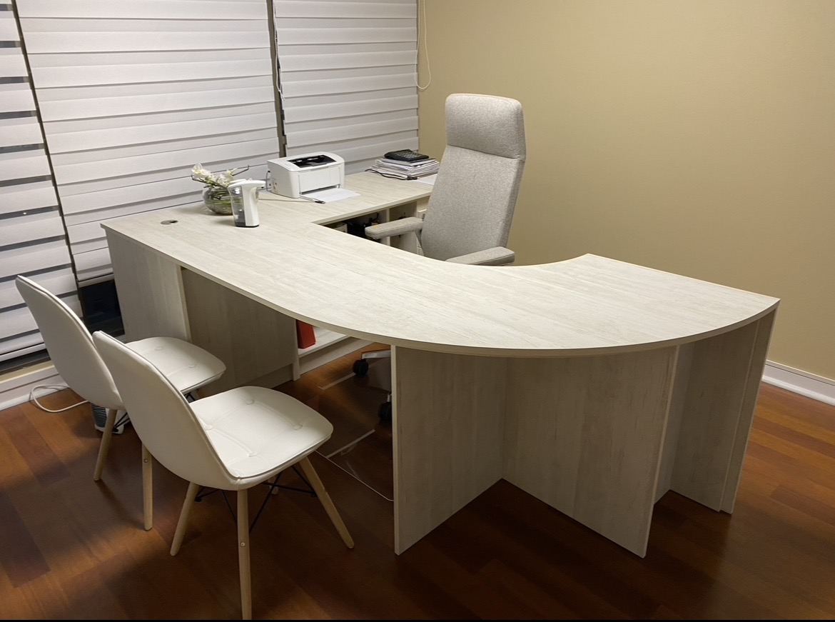 Escritorio ejecutivo con esquina curva
