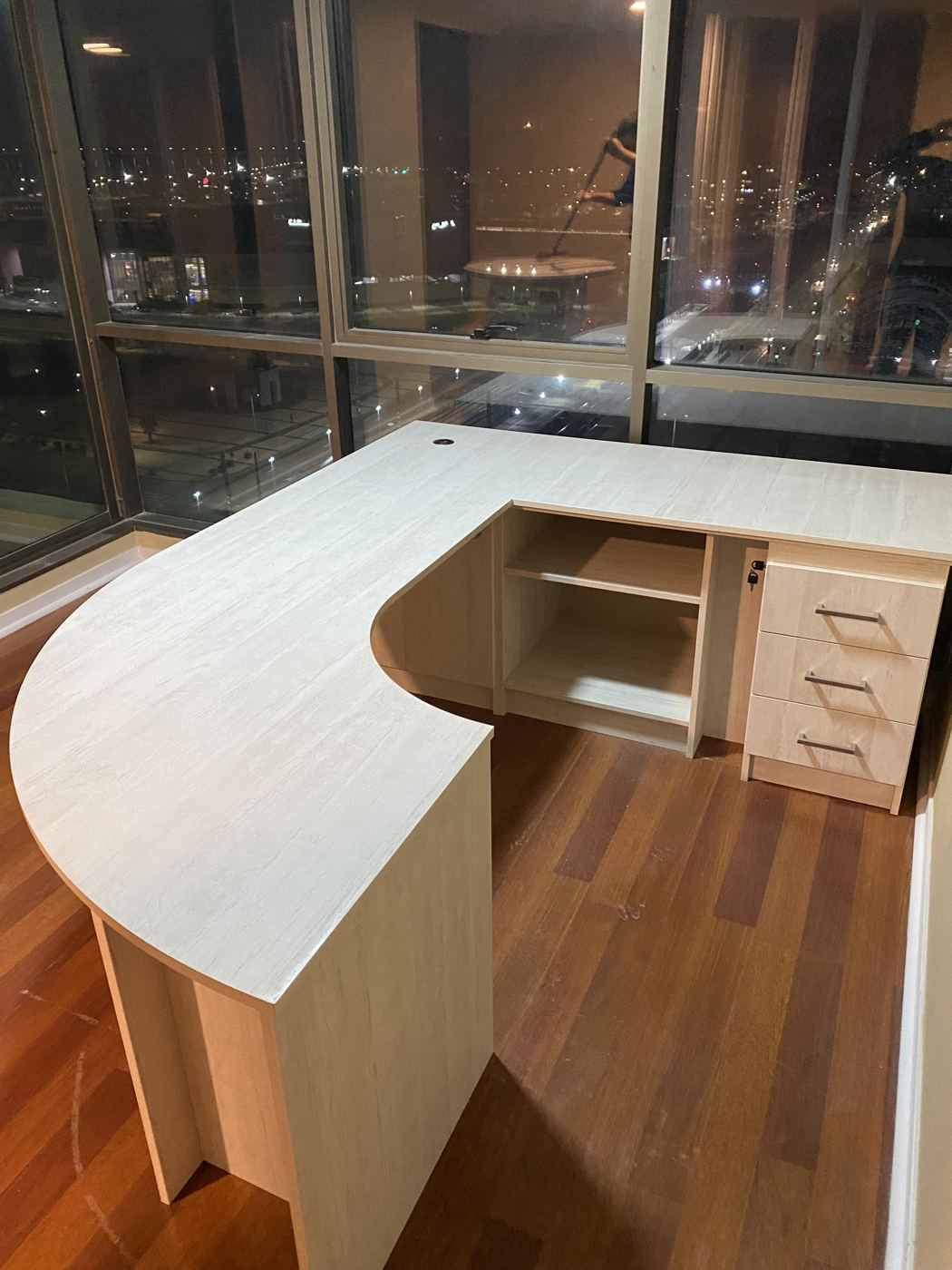 Escritorio ejecutivo curvo con cajonera