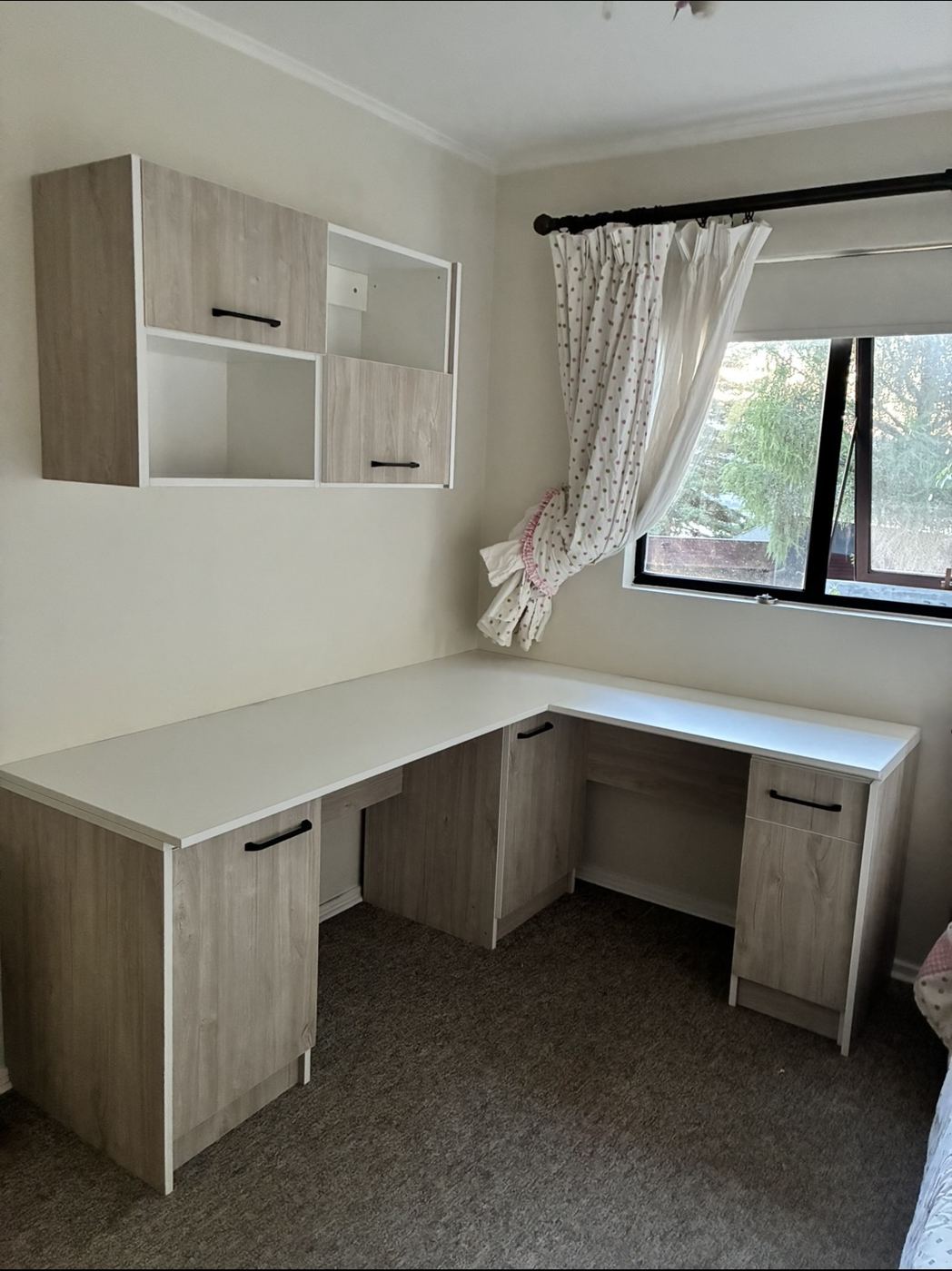 Escritorio en L con módulo aéreo y cajonera