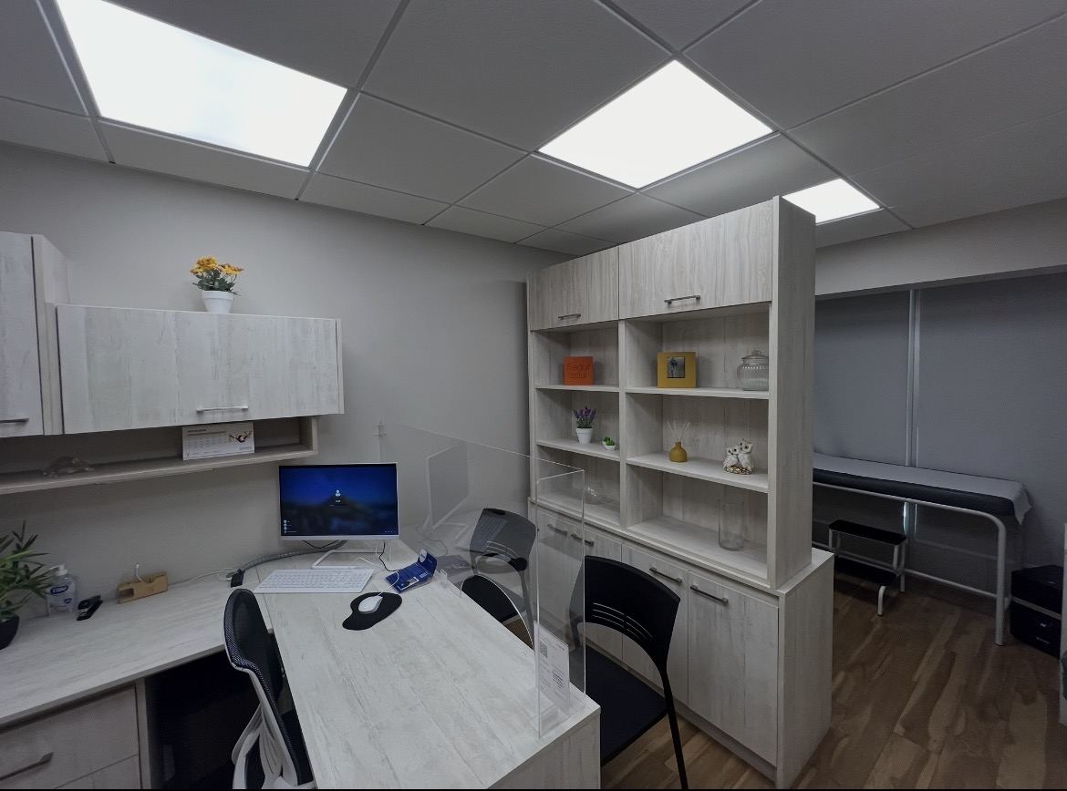 Estación de trabajo con biblioteca y módulos aéreos