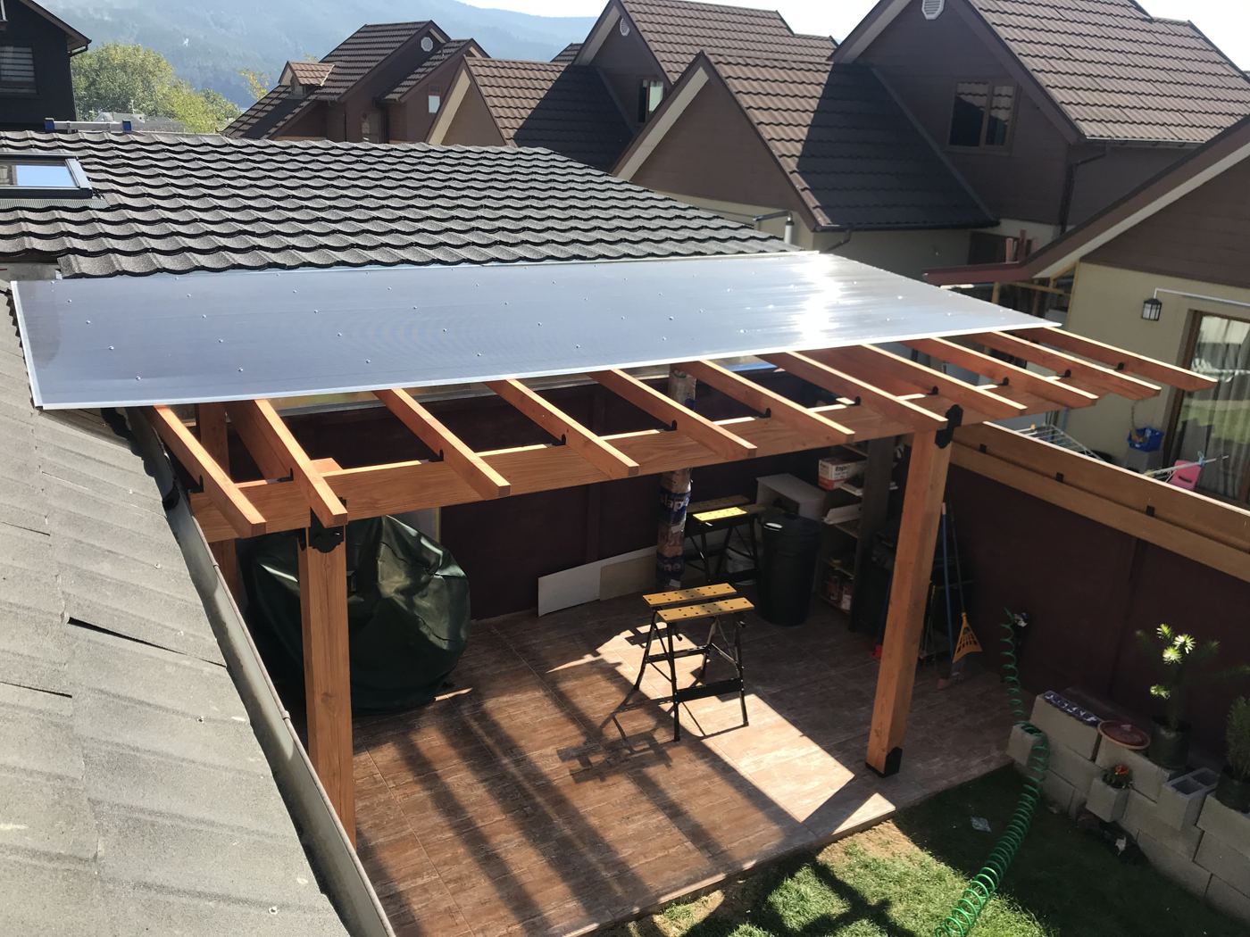 Pérgola de madera con cubierta de policarbonato