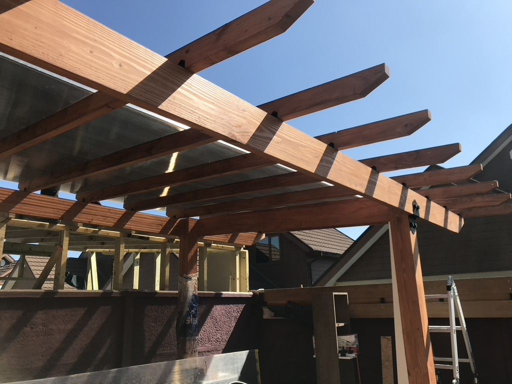 Pérgola de madera con cubierta