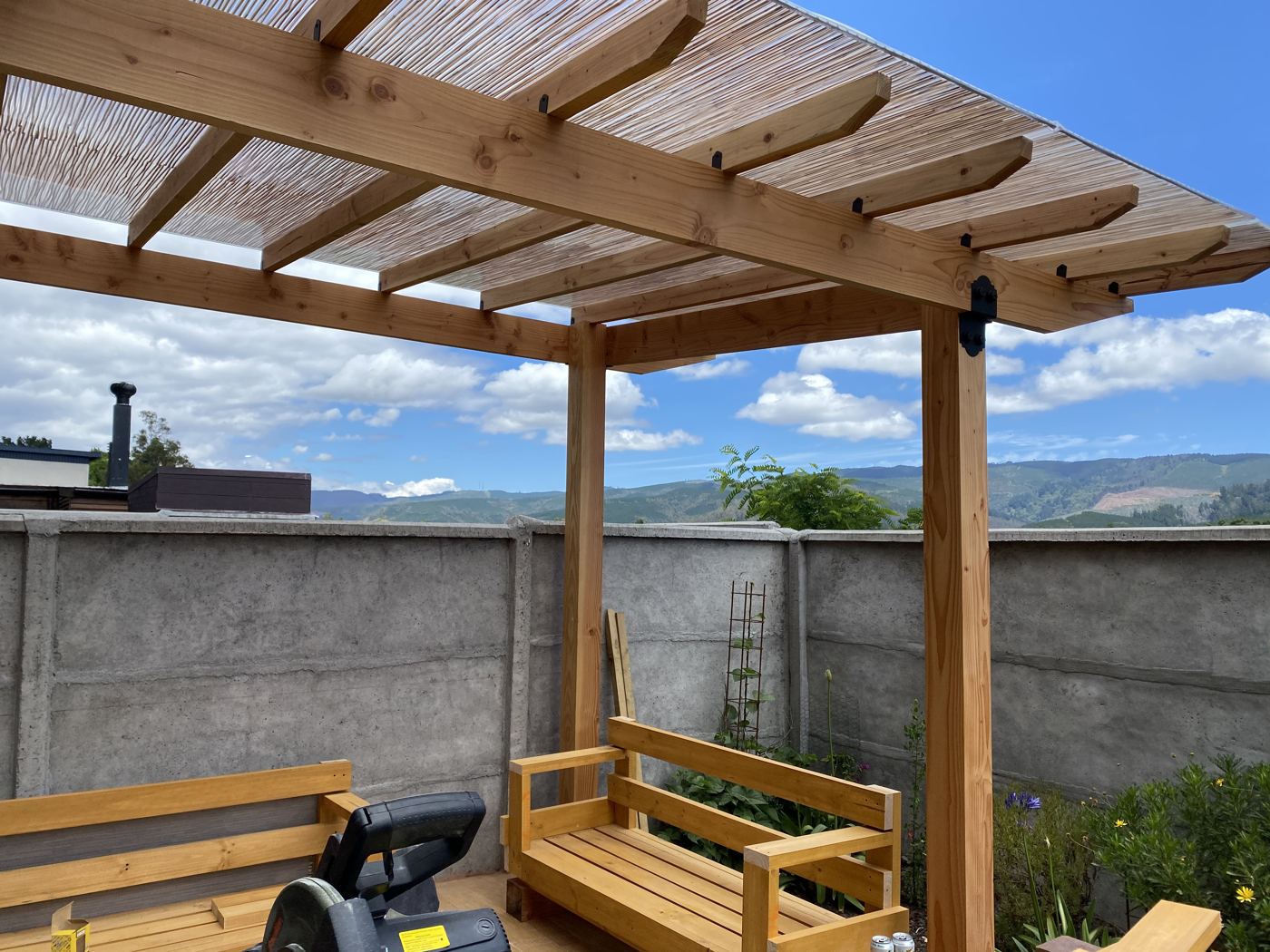 Terraza de madera con pérgola