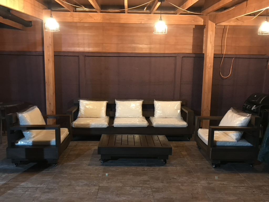 Living de exterior bajo pérgola